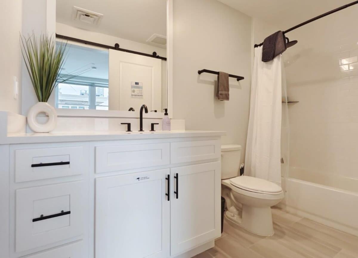 Apartment Fun Cozy Apts - 1 25 Mile Walk To Tiaa Bnk Fld *