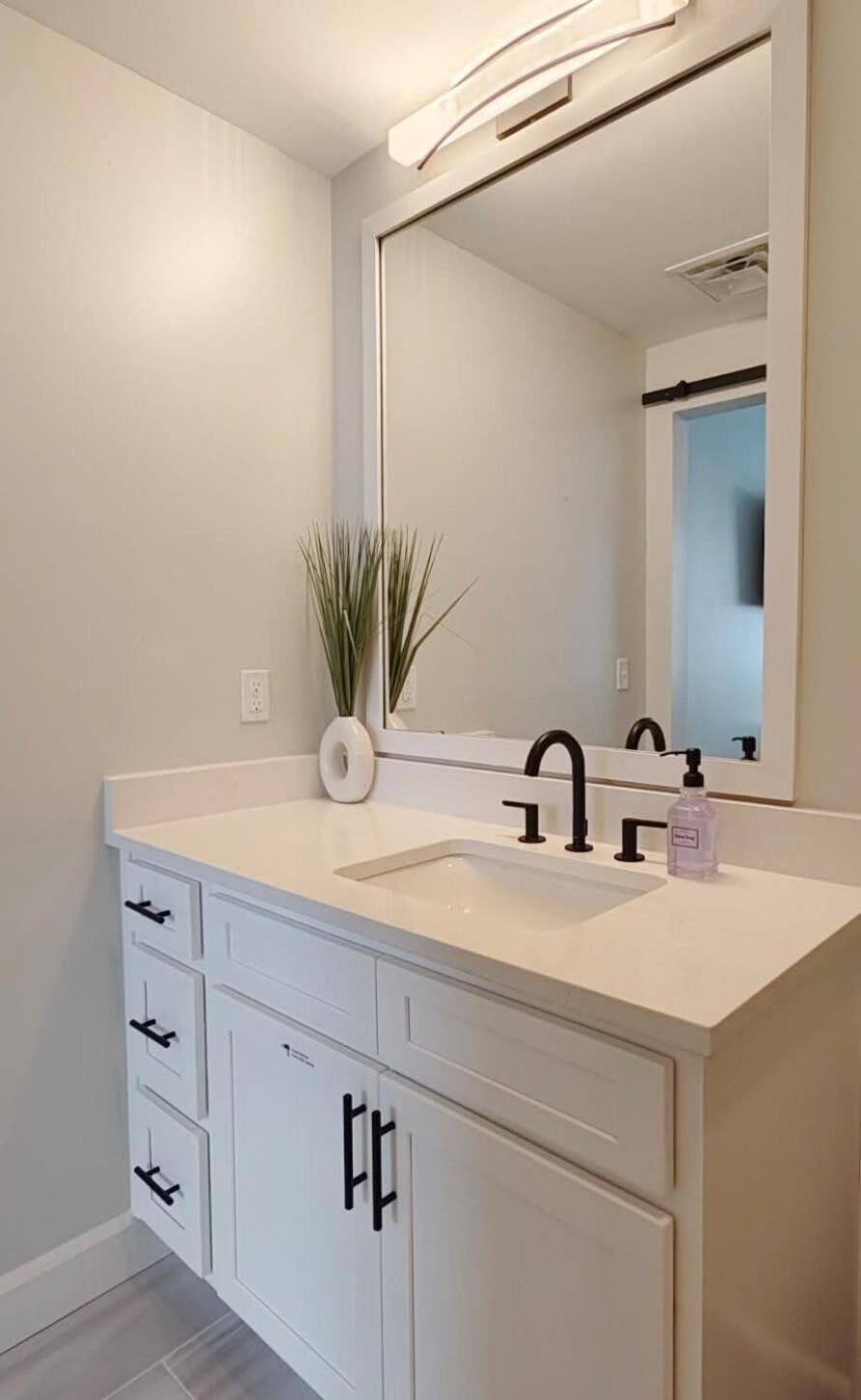 Fun Cozy Apts - 1 25 Mile Walk To Tiaa Bnk Fld Apartment Jacksonville